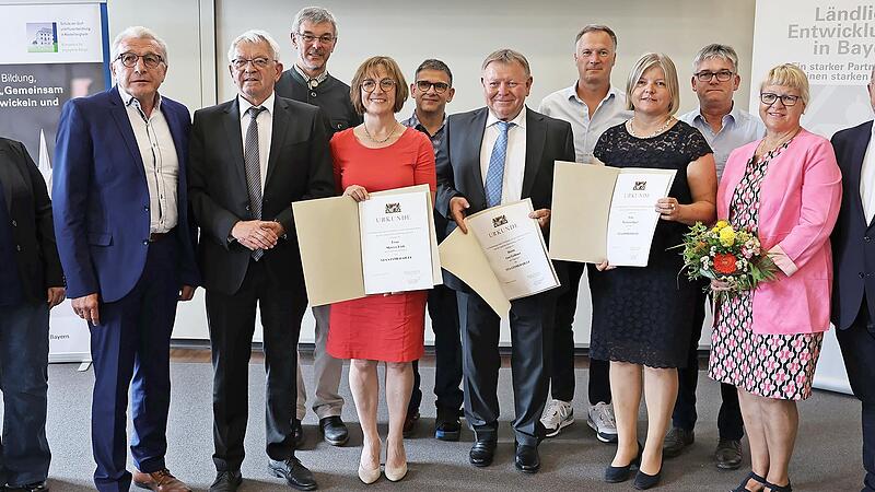 Drei Staatsmedaillen in Bronze gingen in den Landkreis Bamberg (v.l.): ALE-Projektleiterin Heike Pöllath, Amtsleiter Lothar Winkler, Landrat Johann Kalb, Projektleiter Oskar Deglmann, Preisträgerin Marion Link mit Ehemann, Preisträger Geo Gräbner,...