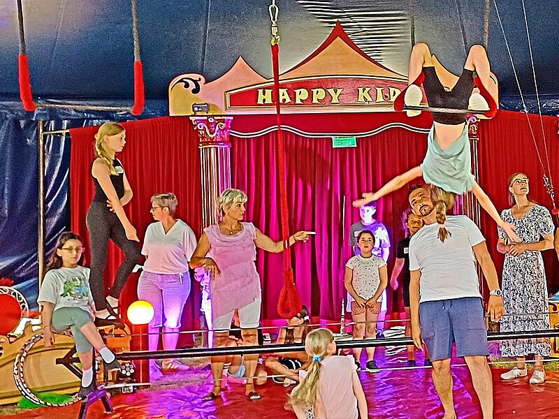 Junge K&uuml;nstler in der Manege. Mit dem "Projekt Circus Happy Kids" studieren die Sch&uuml;ler der Grundschule am Heimatring tolle artistische Nummern ein. Maja Engelhardt