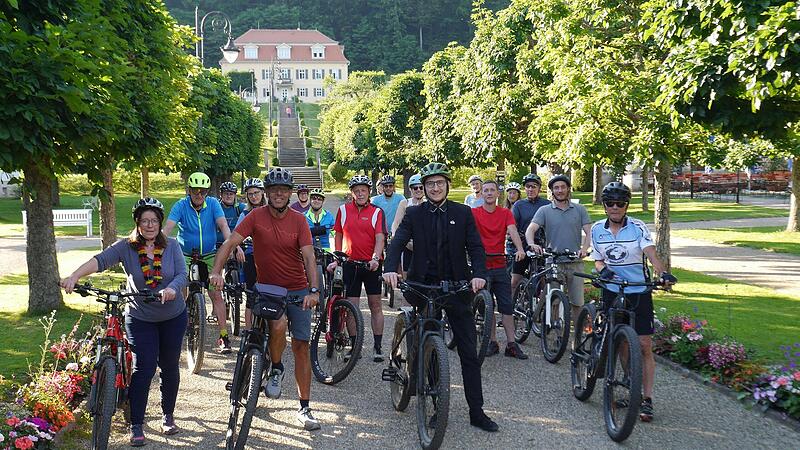 Mit rund 20 Radelnden wurde das diesj&auml;hrige Stadtradeln symbolisch gestartet. Unser Bild zeigt (vorne, von links) Sabine Schiffler (3. B&uuml;rgermeisterin Zeitlofs), Gerd Kleinhenz (B&uuml;rgermeister Wildflecken), Jan Marberg (B&uuml;rgermeister Bad Br&uuml;ckenau)...