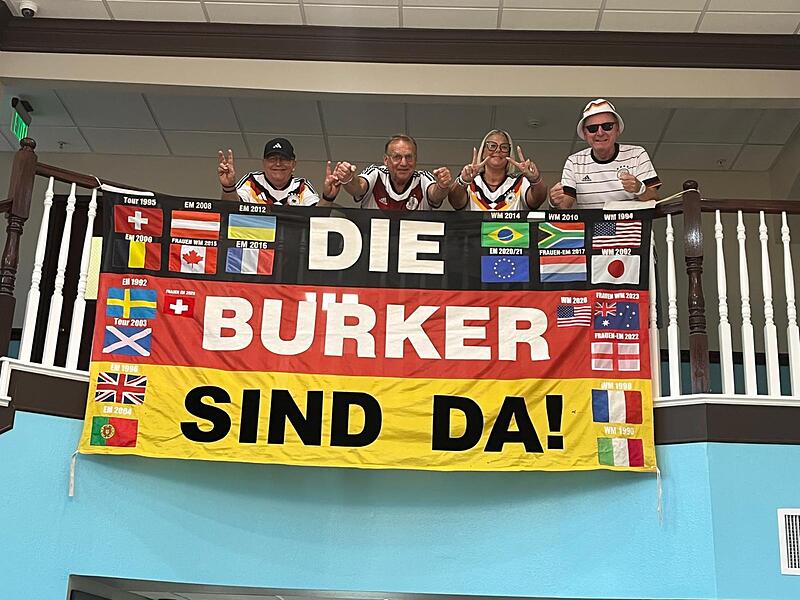 Zwei Wochen bei der WM in den USA und Kanada: Die Burker (v.l.) Harald Buresch, Roland Sterzl, Marion Kilian-Buresch, Edmund Kainer.