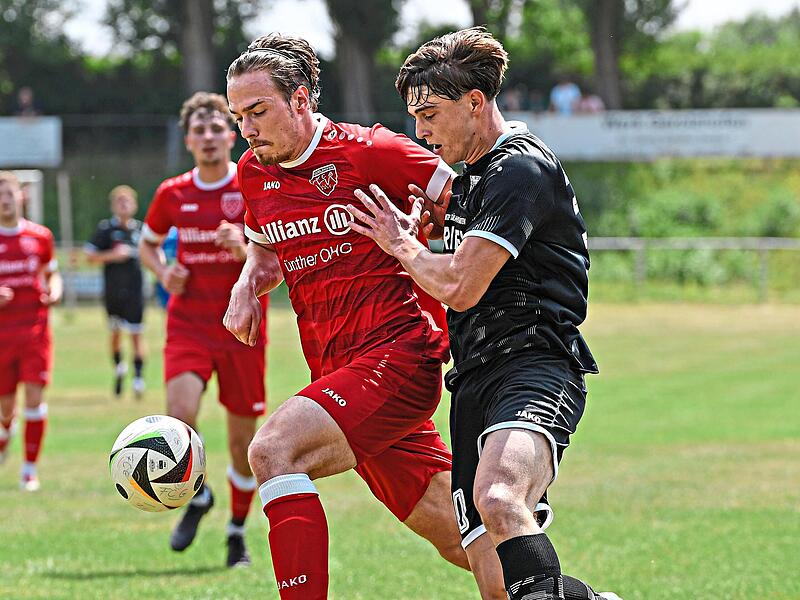 Der Sander Lars Stussak (rechts) stoppt Vincent Zirkelbach vom FC Gerolzhofen kurz vor dem Strafraum.Ryan Evans