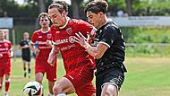 Der Sander Lars Stussak (rechts) stoppt Vincent Zirkelbach vom FC Gerolzhofen kurz vor dem Strafraum.Ryan Evans Der Sander Lars Stussak (rechts) stoppt Vincent Zirkelbach vom FC Gerolzhofen kurz vor dem Strafraum.Ryan Evans