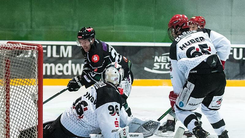 "Ich dachte, die Scheibe war drin, sehen konnte ich es aber nicht", sagt H&ouml;chstadts Jari Neugebauer zum zwischenzeitlichen 4:1, das den H&ouml;chstadt Alligators irregul&auml;r zugesprochen wurde.