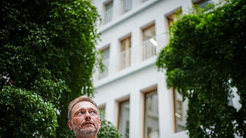 Das Haus von Finanzminister Christian Lindner (FDP) &auml;u&szlig;ert sich nicht zu etwaigen Pl&auml;nen f&uuml;r eine h&ouml;here Kfz-Steuer.