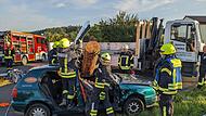 Schauübung im Rahmen der 150-Jahr-Feier der Freiwilligen Feuerwehr Wittershausen. Mit Hilfe der hydraulischen Rettungsschere wurden Verletzte aus beteiligten Unfallautos geborgen. Tief bohrten sich dabei mächtige Holzstämme durch das Führerhaus d...