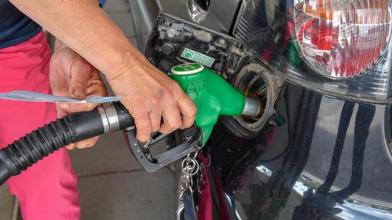 Viele Autofahrer hoffen auf g&uuml;nstigere Spritpreise bei ihrem n&auml;chsten Griff zum Zapfhahn.