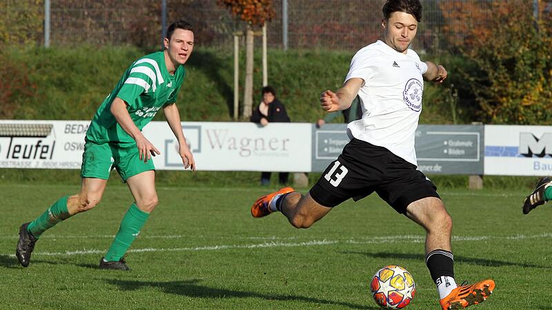 Der Sassanfahrter Leon Heimrath (rechts) l&auml;uft dem Gunzendorfer Spielertrainer Nico Kramer davon und schie&szlig;t zur 1:0-F&uuml;hrung ein.