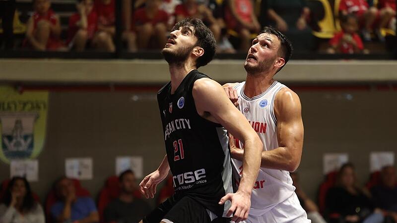 Für wen geht der Blick weiter nach oben? Gabriel Chachashvili (links) kann mit Bamberg gegen seinen Ausbildungsverein Elion um Nimrod Levi einen Schritt Richtung zweite Runde machen.