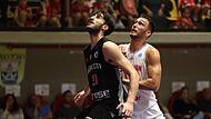 Für wen geht der Blick weiter nach oben? Gabriel Chachashvili (links) kann mit Bamberg gegen seinen Ausbildungsverein Elion um Nimrod Levi einen Schritt Richtung zweite Runde machen.
