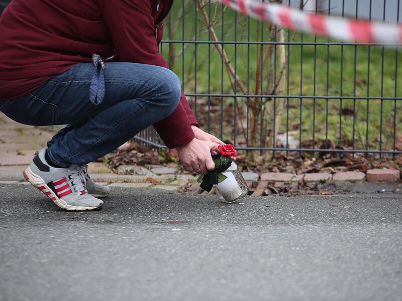 Familiendrama in Mittelfranken: Junge (17) t&ouml;tet Schwester (14) und verletzt Mutter (41) schwer - Zeugen h&ouml;rten Schreie und verst&auml;ndigten die Polizei - Tatverd&auml;chtiger bei Fahndungsma&szlig;nahmen in Tatortn&auml;he festgenommen - Umfangreiche Spurensicherungsma&szlig;nahmen - Blutspuren am Fensterrahmen und zum Nachbarhaus f&uuml;hrend - Hintergr&uuml;nde des Verbrechens noch unklar - Ermittlungsrichter soll am Samstag &uuml;ber Haftfrage entscheidenBilder der Trauer: Weisendorf gedenkt der Toten