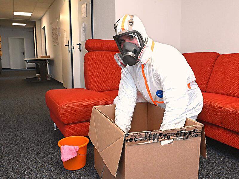 Schutzanzug gegen Keime: Bambergs Tatortreiniger Jacob H&ouml;hn von Spezialreinigung Seifert.