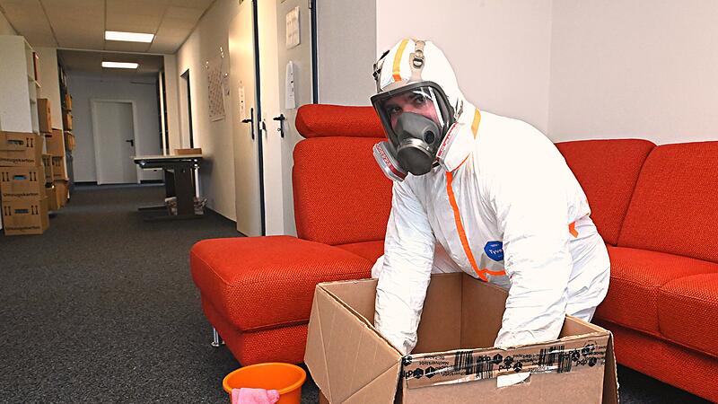 Schutzanzug gegen Keime: Bambergs Tatortreiniger Jacob H&ouml;hn von Spezialreinigung Seifert.
