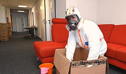 Schutzanzug gegen Keime: Bambergs Tatortreiniger Jacob H&ouml;hn von Spezialreinigung Seifert.