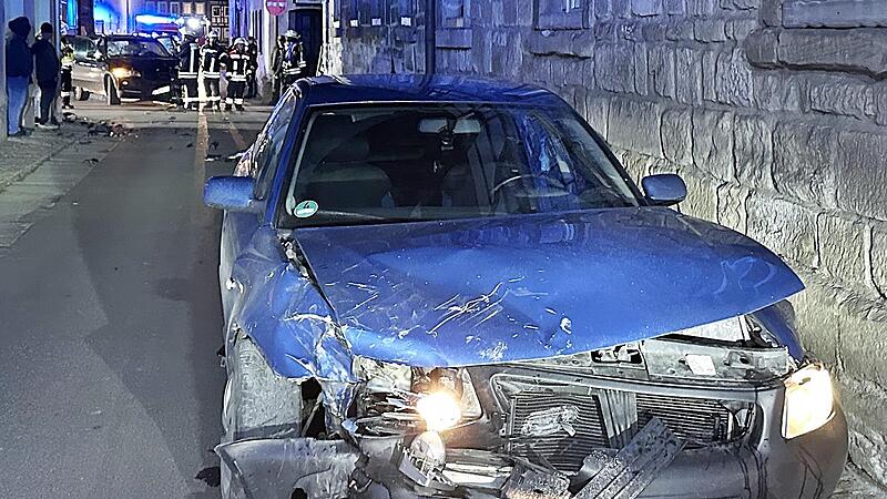 Der blaue Audi A3 des Unfallverursachers fuhr noch 20 Meter weiter, bevor das Fahrzeug an einer Hausmauer zum Stehen kam. Die Insassen flüchteten.
