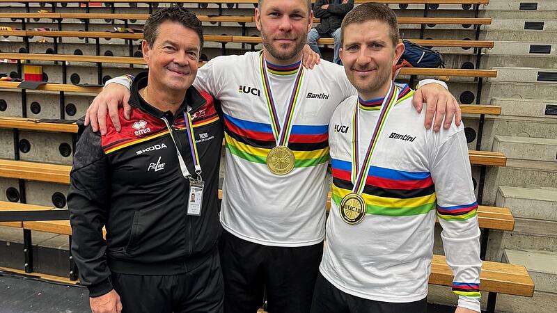 Der Kulmbacher Sportmediziner Dr. Frank Pensel (links) betreute die Radball-Weltmeister Raphael Kopp (Mitte) und Bernd Mlady (rechts).