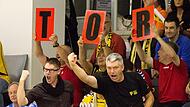 Thomas Wolf (vorne rechts) ist emotional stets voll dabei, wenn der HSC Coburg in der Handball-Bundesliga auf Torejagd geht.