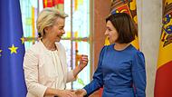 Maia Sandu (r), Präsidentin von Moldau, begrüßt Ursula von der Leyen, Präsidentin der Europäischen Kommission, während einer Medienkonferenz vor dem Gipfeltreffen der Europäischen Politischen Gemeinschaft.