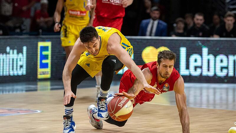 Der Kampf war da, doch zum Sieg reichte es f&uuml;r Bamberg um  Tomas Kyzlink (rechts) nicht. Hier wirf sich der Tscheche nach einem Ball und jagt ihn dem Berliner Tamir Blatt ab.