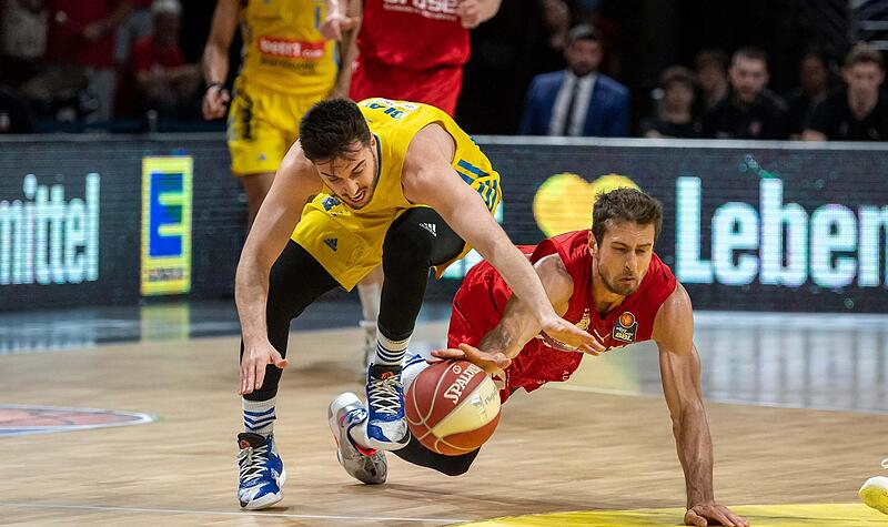 Der Kampf war da, doch zum Sieg reichte es für Bamberg um Tomas Kyzlink (rechts) nicht. Hier wirf sich der Tscheche nach einem Ball und jagt ihn dem Berliner Tamir Blatt ab. Der Kampf war da, doch zum Sieg reichte es für Bamberg um Tomas Kyzlink (rechts) nicht. Hier wirf sich der Tscheche nach einem Ball und jagt ihn dem Berliner Tamir Blatt ab.