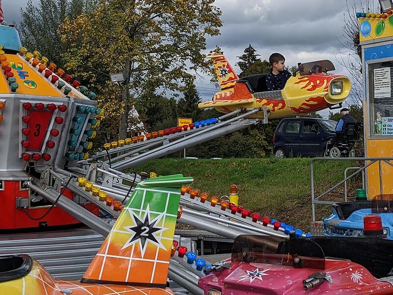 Das Karussell ist bei den Kindern beliebt; wie hier bei Malik.Forchheim & Fränkische Schweiz Das Karussell ist bei den Kindern beliebt; wie hier bei Malik.Forchheim & Fränkische Schweiz