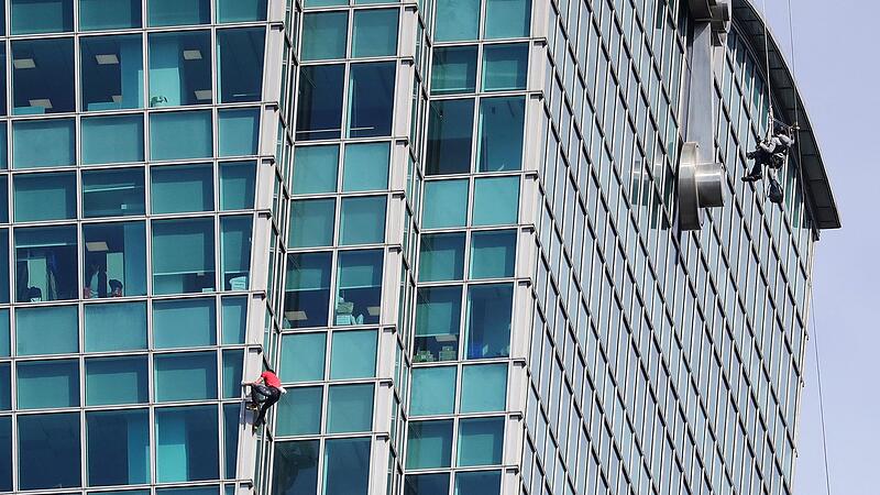 Freeclimber Honnold klettert auf Wolkenkratzer
