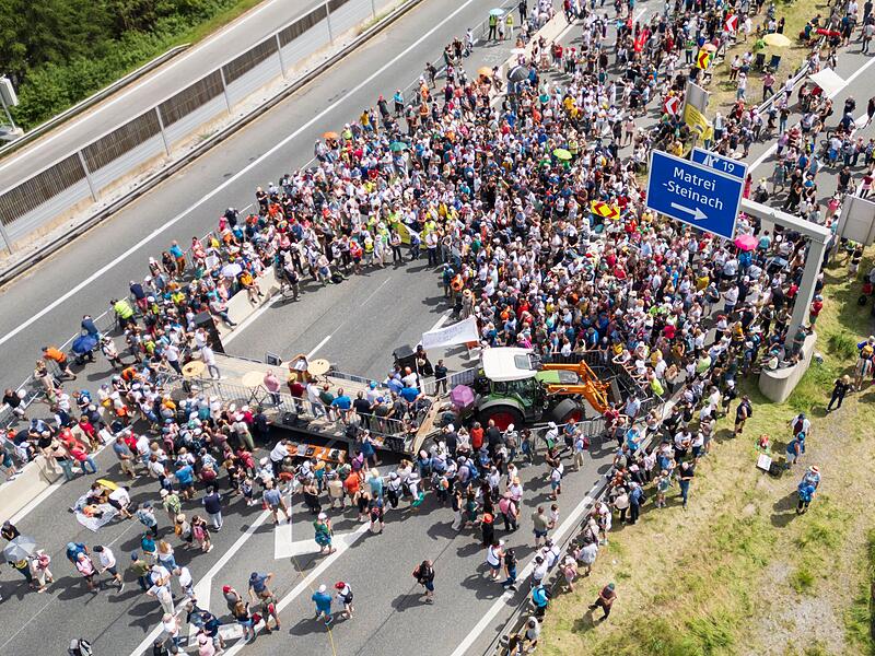 Demonstration und Totalsperre auf Brennerautobahn