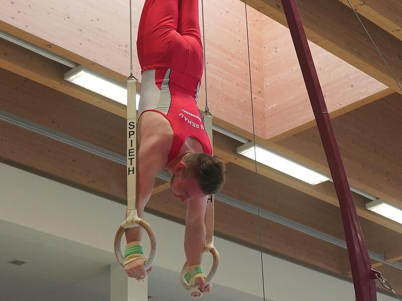 Florian G&ouml;hring hier bei seiner Ringe-&Uuml;bung. Er zeigt hier eine saubere Handstandposition.