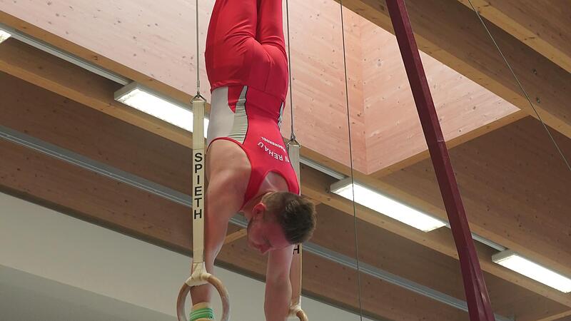 Florian G&ouml;hring hier bei seiner Ringe-&Uuml;bung. Er zeigt hier eine saubere Handstandposition.