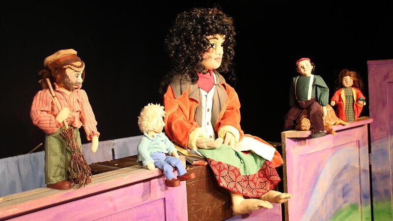 Puppentheater ist keineswegs nur eine spaßige Unterhaltung für Kinder. Genau wie es heute Comicserien für Erwachsene im Fernsehen gibt, hat sich auch das Figurentheater, wie es in Heppstädt praktiziert wird, langsam aber stetig als Kulturform für ...