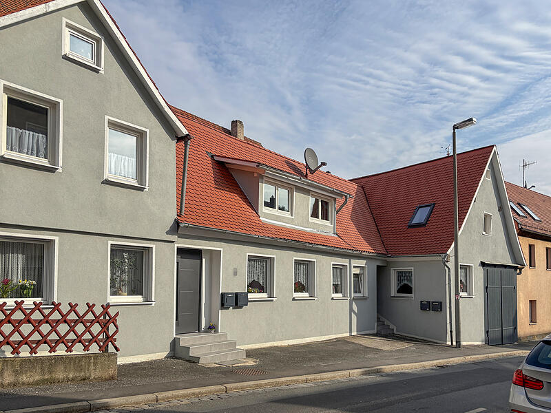 So sieht das Haus in der Schnaittacher Bahnhofstra&szlig;e heute aus. Es ist fertiggestellt und bewohnt.