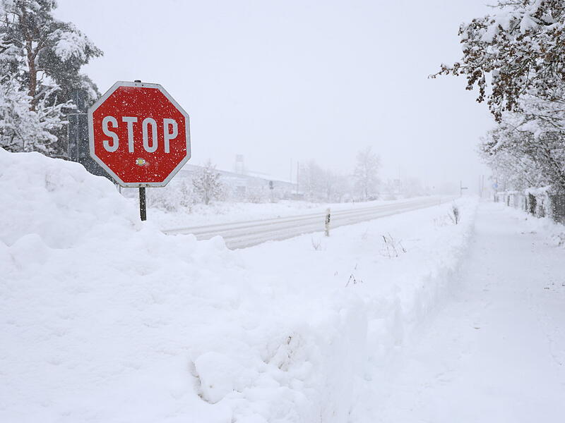 &Uuml;ber Nacht h&uuml;llte starker Schneefall den Landkreis Erlangen-H&ouml;chstadt in eine dicke, wei&szlig;e Decke. Impressionen aus Baiersdorf.Schnee in Erlangen-H&ouml;chstadt: Bilder aus Baiersdorf