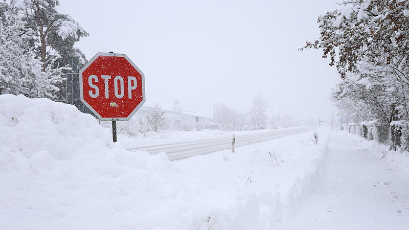 Über Nacht hüllte starker Schneefall den Landkreis Erlangen-Höchstadt in eine dicke, weiße Decke. Impressionen aus Baiersdorf.Schnee in Erlangen-Höchstadt: Bilder aus Baiersdorf Über Nacht hüllte starker Schneefall den Landkreis Erlangen-Höchstadt in eine dicke, weiße Decke. Impressionen aus Baiersdorf.Schnee in Erlangen-Höchstadt: Bilder aus Baiersdorf