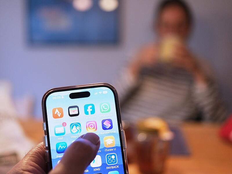 Handy Nutzung am Esstisch