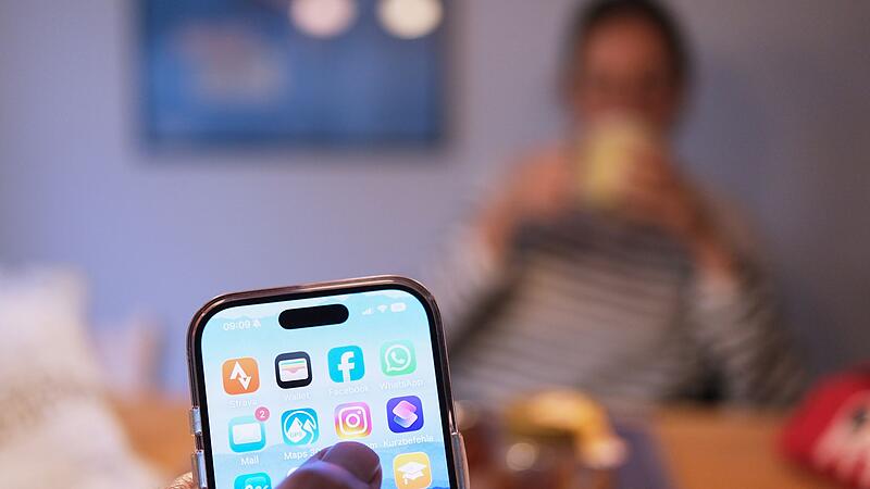 Handy Nutzung am Esstisch Handy Nutzung am Esstisch