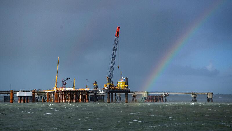 Im Wattenmeer vor Wilhelmshaven entsteht das Importterminal f&uuml;r Fl&uuml;ssiggas. Bereits im kommenden Winter soll es in Betrieb gehen.
