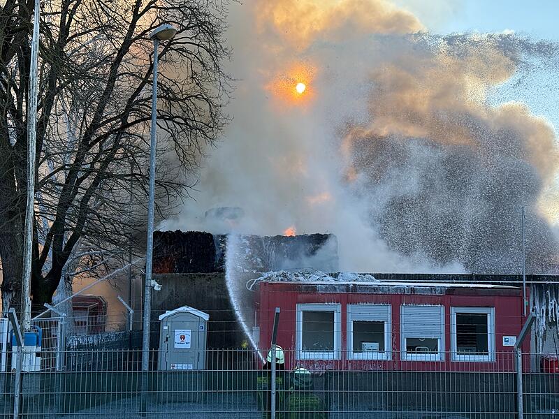 Am Freitag, 4. April 2025, sorgte ein Feuer beim Recyclinghof und Entsorgungsbetrieb Fritsche in Forchheim f&uuml;r einen Gro&szlig;einsatz.