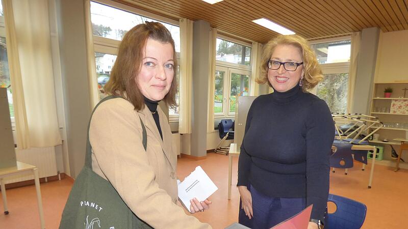 Viele Bürger haben am Sonntag in Gößweinstein abgestimmt, so wie Sandra Nögel (l.), die gerade ihren Stimmzettel in die Wahlurne einwirft. Daneben steht Wahlhelferin und Marktgemeinderätin Daniela Drummer.Forchheim & Fränkische Schweiz Viele Bürger haben am Sonntag in Gößweinstein abgestimmt, so wie Sandra Nögel (l.), die gerade ihren Stimmzettel in die Wahlurne einwirft. Daneben steht Wahlhelferin und Marktgemeinderätin Daniela Drummer.Forchheim & Fränkische Schweiz