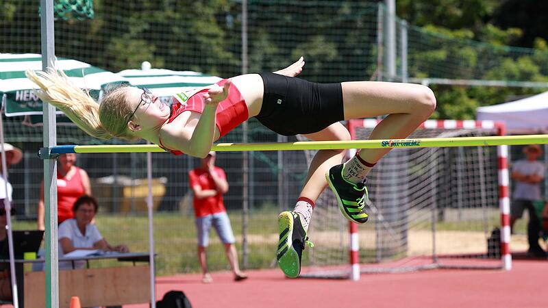 Anne Granich bescherte der noch jungen Leichtathletik-Abteilung des TSV Oberthulba den ersten bayerischen Meistertitel. Sie gewann mit überragenden 1,63 Meter den Hochsprung der W14. Anne Granich bescherte der noch jungen Leichtathletik-Abteilung des TSV Oberthulba den ersten bayerischen Meistertitel. Sie gewann mit überragenden 1,63 Meter den Hochsprung der W14.