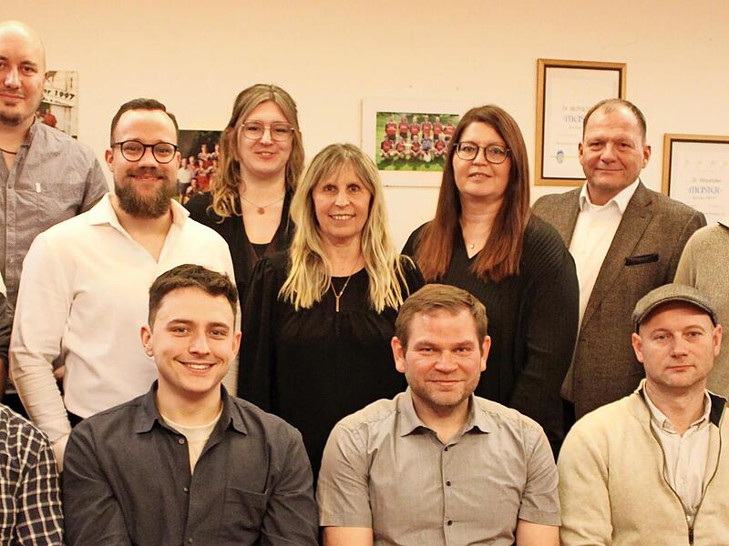 Die Kandidaten der B&uuml;rger f&uuml;r Hiltpoltstein. Vorne (v.l.): Reinhard Igel, Jonas Kraus, Christian Wagner und Christian Neuner. Hinten (v.l.): Florian Br&uuml;ckner, Thomas Held, Simon Kraft, Katrin Singer, Bettina Jaglo, Helga Pristownik, Armin Datz und Sebastian Steinlein.