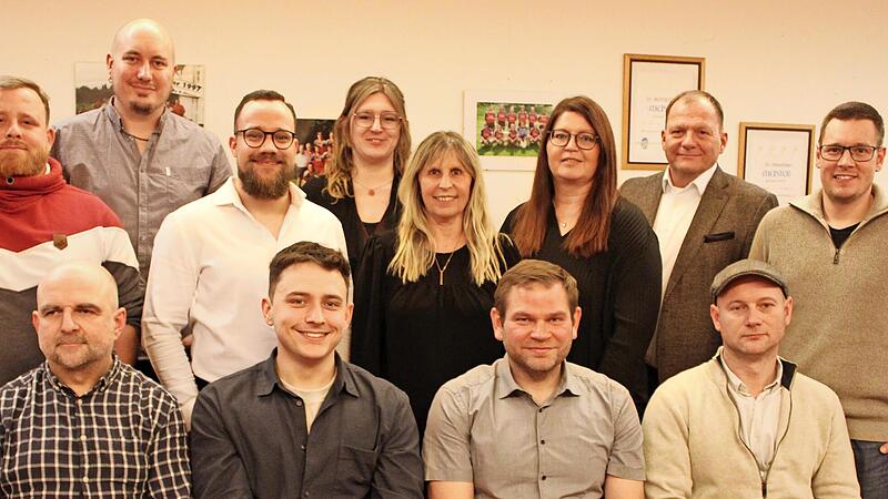 Die Kandidaten der B&uuml;rger f&uuml;r Hiltpoltstein. Vorne (v.l.): Reinhard Igel, Jonas Kraus, Christian Wagner und Christian Neuner. Hinten (v.l.): Florian Br&uuml;ckner, Thomas Held, Simon Kraft, Katrin Singer, Bettina Jaglo, Helga Pristownik, Armin Datz und Sebastian Steinlein.