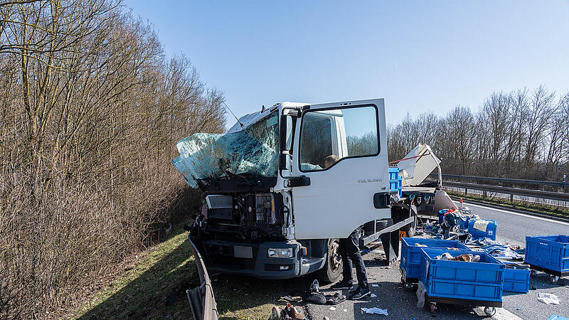 Schuhe auf der Fahrbahn verteilt - A70 nach Lkw-Unfall aktuell gesperrt