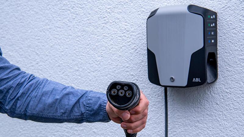 Die Wallbox zum Laden des  E-Autos mit der PV-Anlage auf dem eigenen Dach, k&ouml;nnte k&uuml;nftig vom Landkreis gef&ouml;rdert werden.