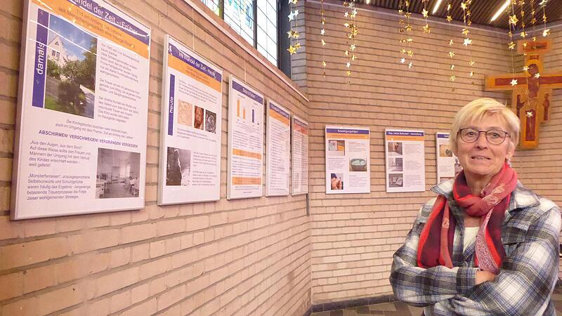 Eine Ausstellungsbesucherin vor den Tafeln und Plakaten  in Forchheim