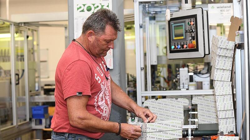 In Folge der Baukrise wurde am Stammsitz von Wieland an der Bamberger Brennerstraße ab September für den Großteil der Werke Kurzarbeit angemeldet. Udo Zeitler arbeitet an einem Montageautomaten. In Folge der Baukrise wurde am Stammsitz von Wieland an der Bamberger Brennerstraße ab September für den Großteil der Werke Kurzarbeit angemeldet. Udo Zeitler arbeitet an einem Montageautomaten.