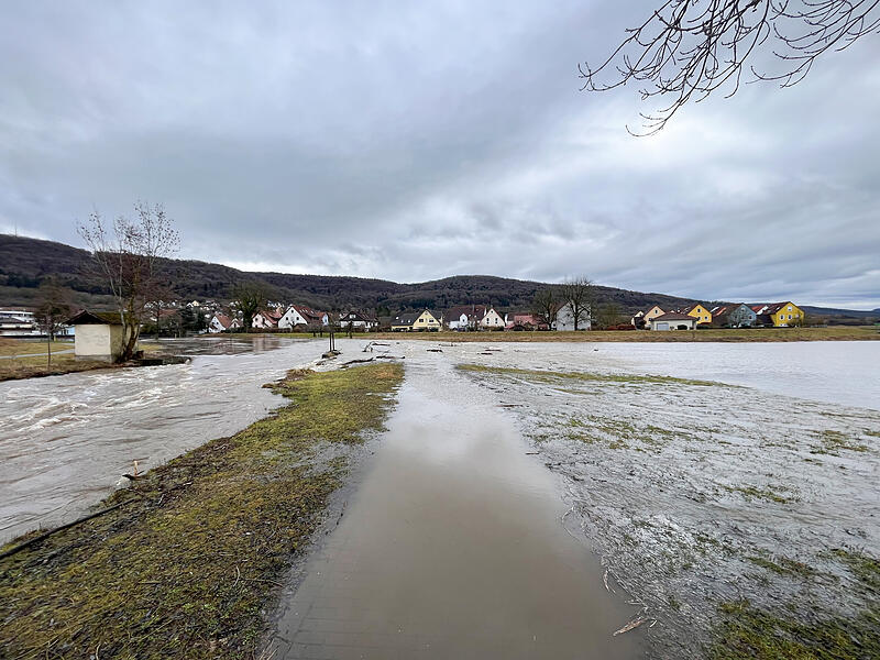Schneeschmelze in der Fr&auml;nkischen Schweiz:  Die Wiesent in Ebermannstadt f&uuml;hrt Hochwasser.