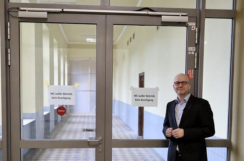 Oberbürgermeister Dirk Vogel am Bad Kissinger Bahnhof vor der noch geschlossenen Tür.
