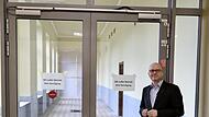 Oberbürgermeister Dirk Vogel am Bad Kissinger Bahnhof vor der noch geschlossenen Tür. Oberbürgermeister Dirk Vogel am Bad Kissinger Bahnhof vor der noch geschlossenen Tür.