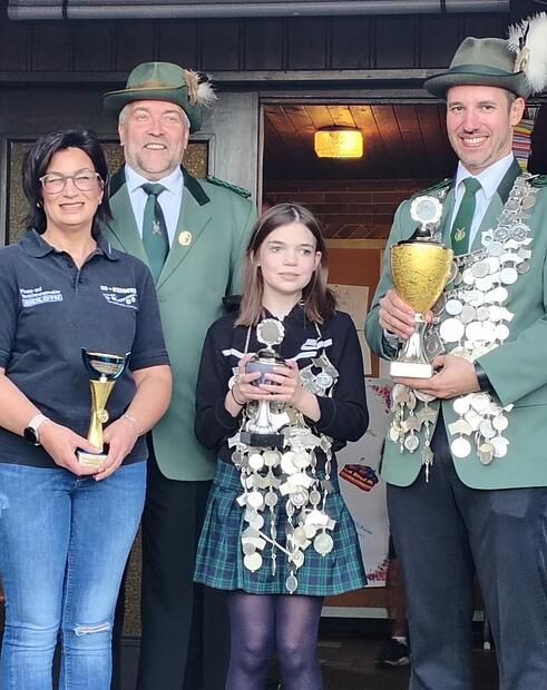 Die Pokalgewinner (v.l.) Daniela Eisenbeiß, 1. Vorstand Frank Oberkofler, Lea Müller, Michel Dückerhoff Die Pokalgewinner (v.l.) Daniela Eisenbeiß, 1. Vorstand Frank Oberkofler, Lea Müller, Michel Dückerhoff