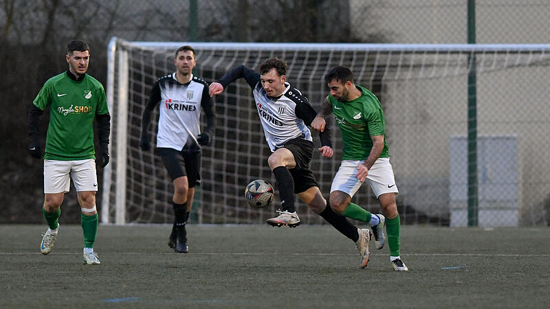 Luca Fischer (links) und der FC Sand spielten unentschieden gegen den TSV Forst.