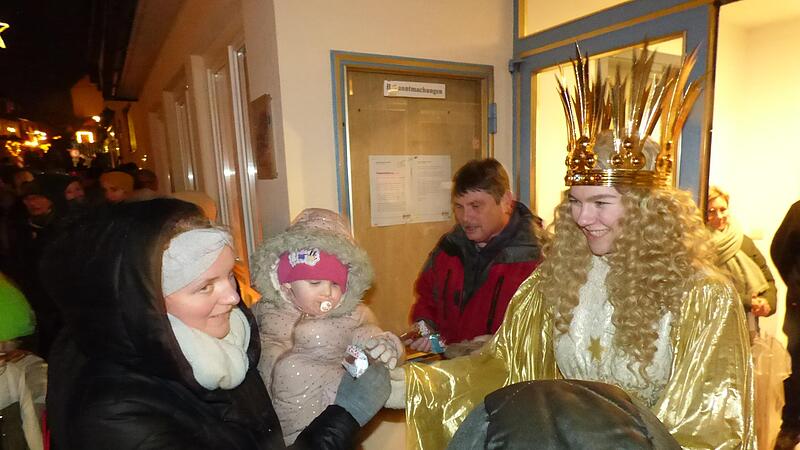 Das N&uuml;rnberger Christkind Nelli Lunkenheimer beschert die Kinder am G&ouml;&szlig;weinsteiner Weihnachtsmarkt.Forchheim & Fr&auml;nkische Schweiz